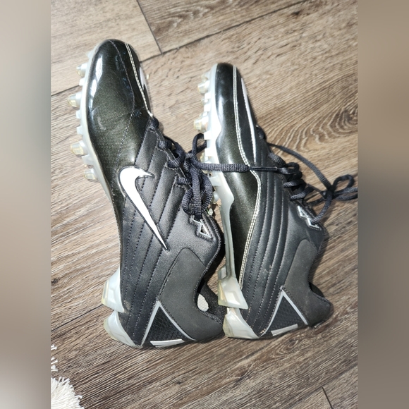 Size mens 9.5 nike football cleats